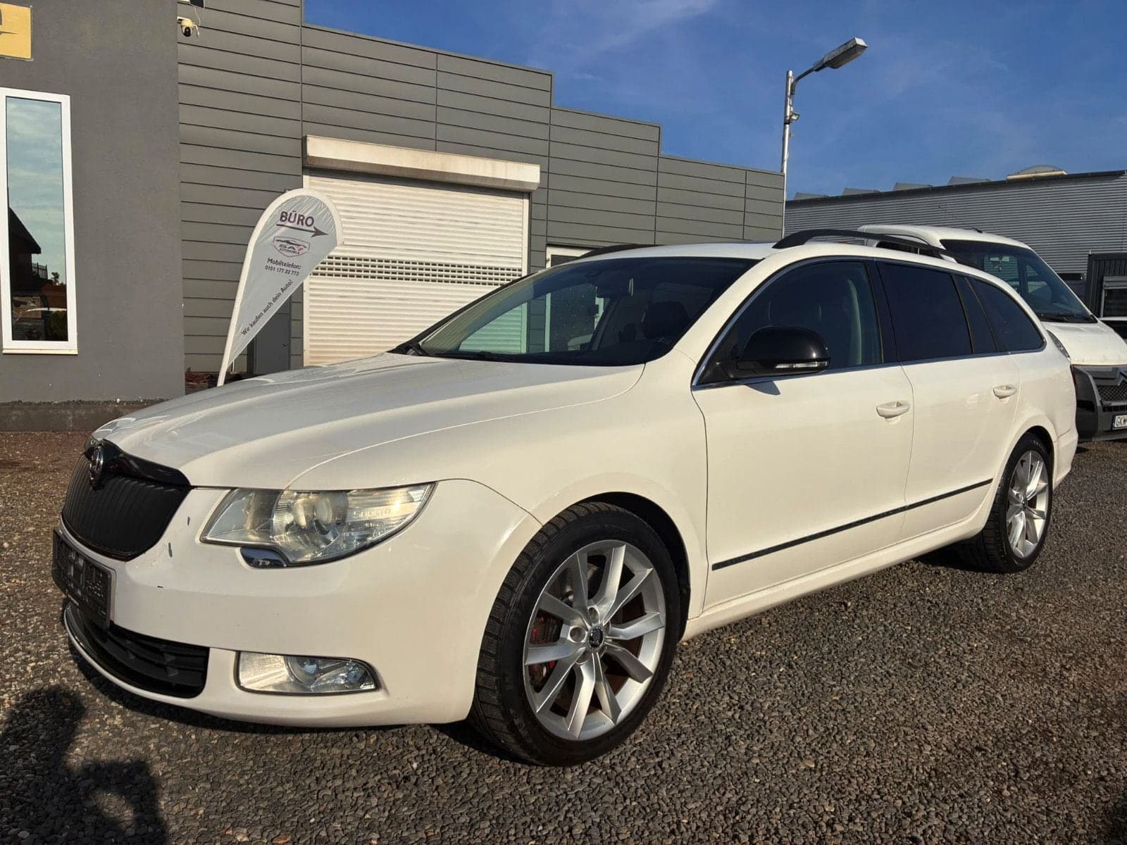 Škoda Superb Combi Elegance 4x4*TüvNeu*AHK*PanoDach* – Bild 2