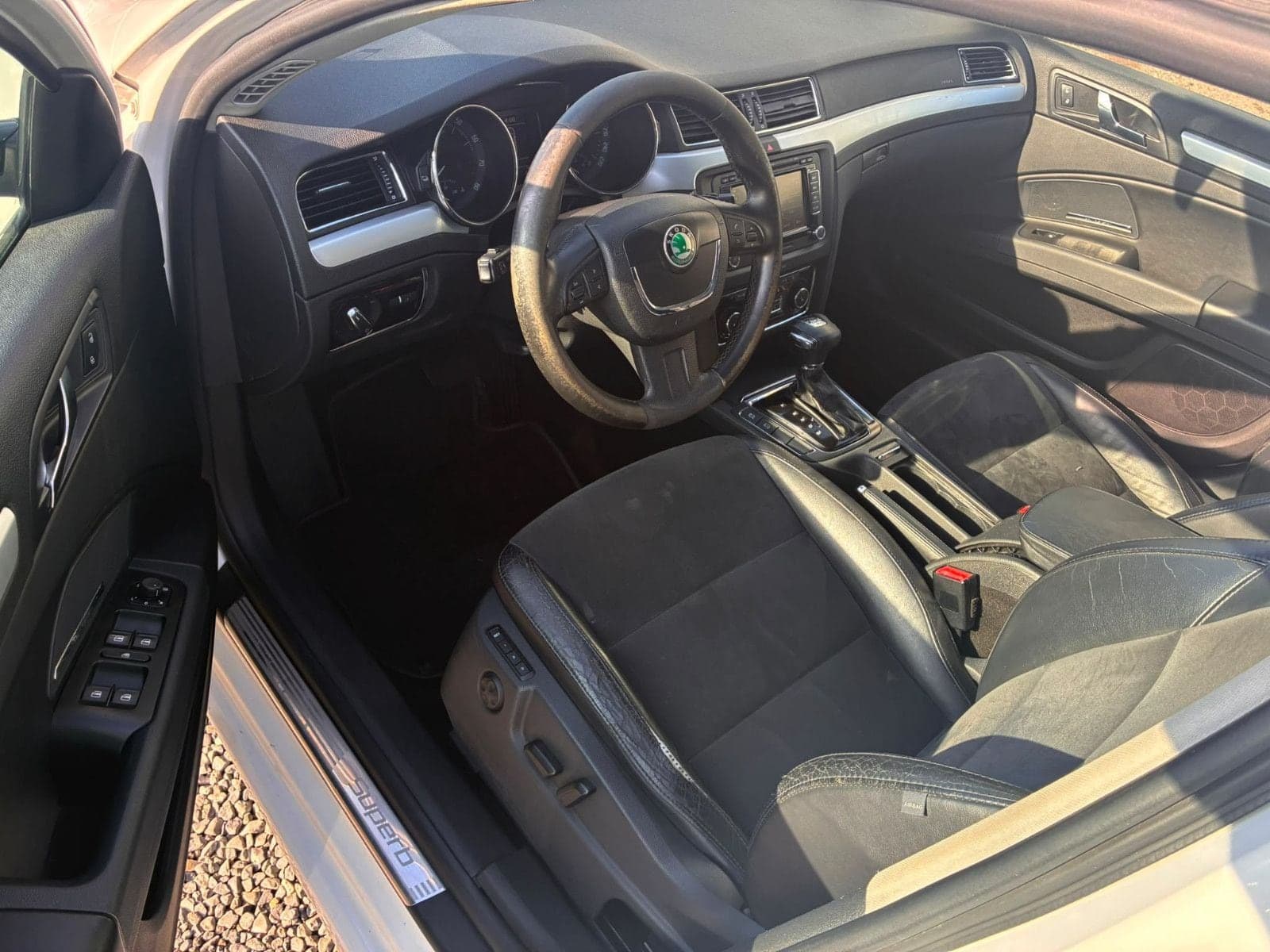 Škoda Superb Combi Elegance 4x4*TüvNeu*AHK*PanoDach* – Bild 10