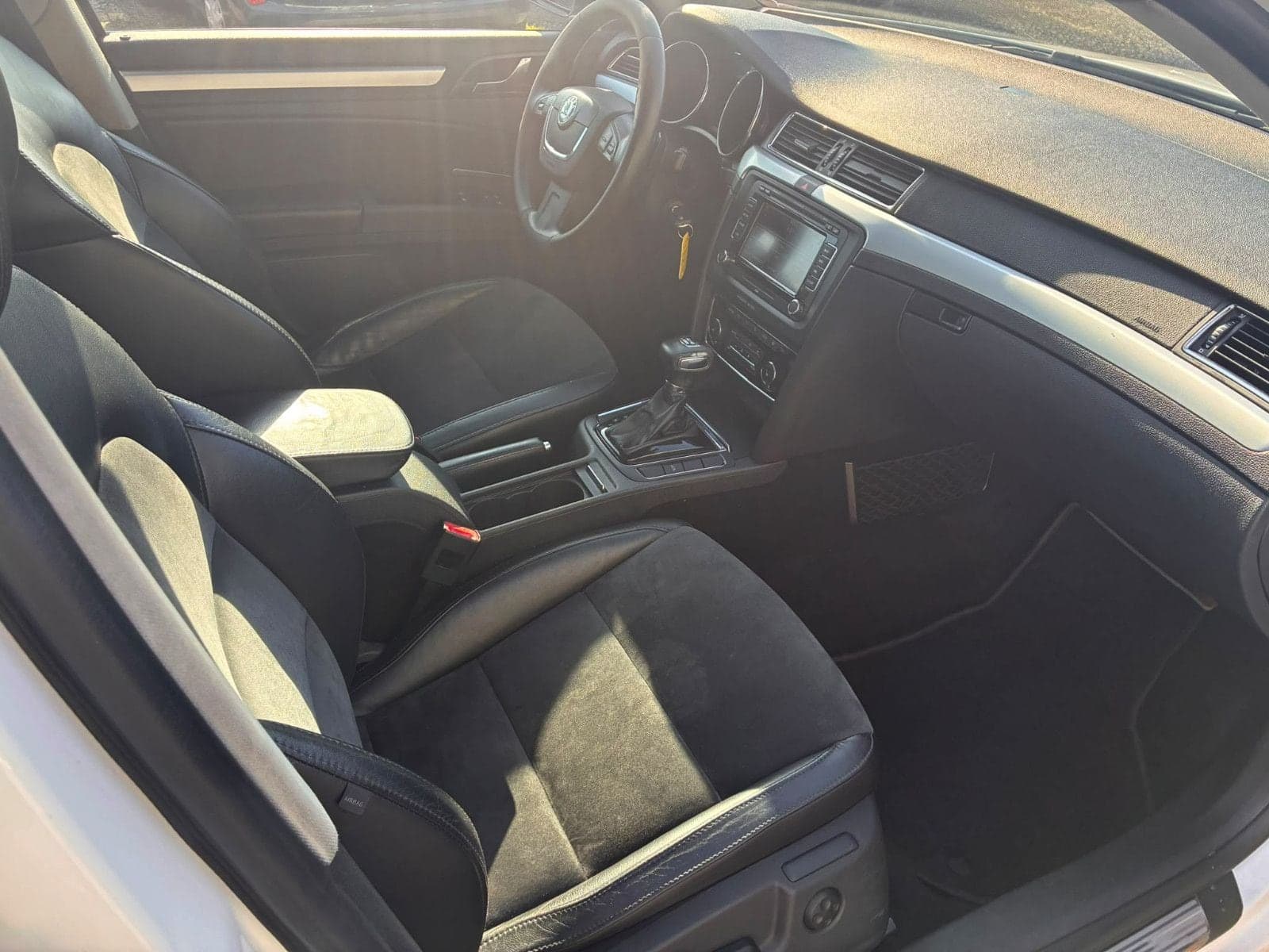 Škoda Superb Combi Elegance 4x4*TüvNeu*AHK*PanoDach* – Bild 11