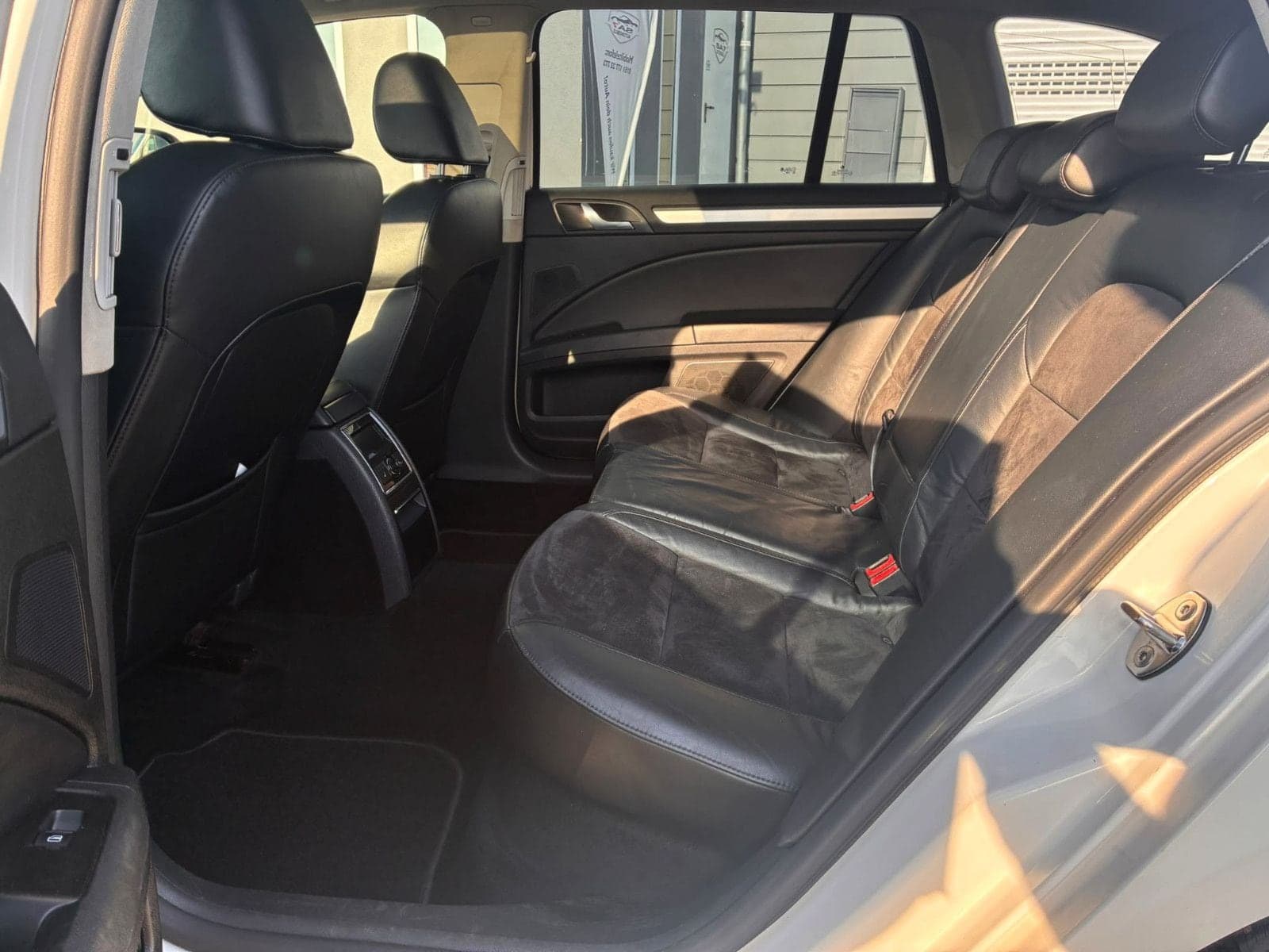 Škoda Superb Combi Elegance 4x4*TüvNeu*AHK*PanoDach* – Bild 14