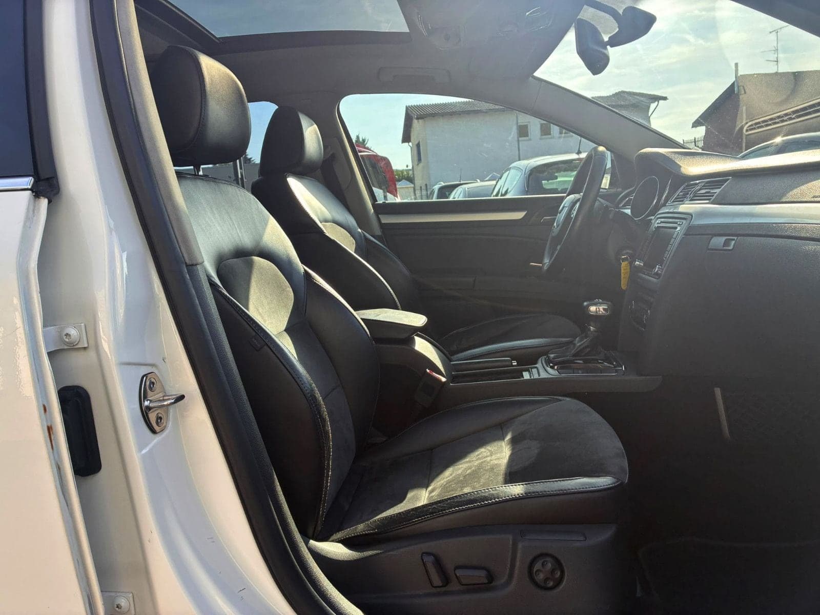 Škoda Superb Combi Elegance 4x4*TüvNeu*AHK*PanoDach* – Bild 25
